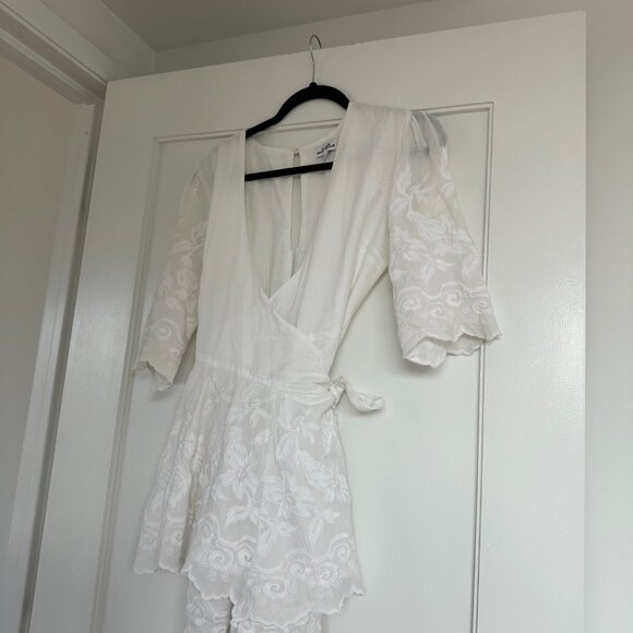 Place Nationale Wrap Mini Dress Sz 2 White Linen Embroidered Scallop Trim - Picture 1 of 7